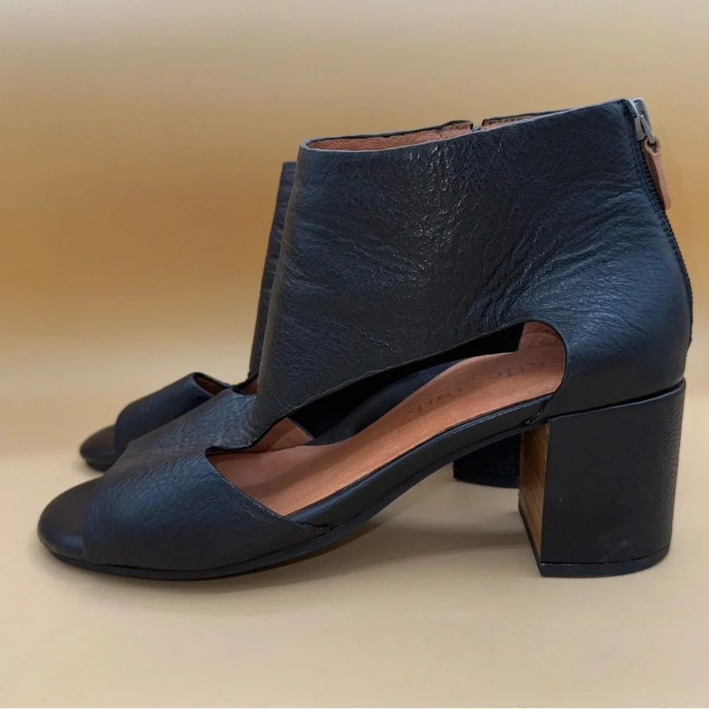 Kenneth Cole elastic goring